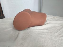 Mari Éjacule Sur Une Poupée Sexuelle Entièrement Articulée