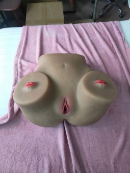 Lesbiennes Baisent Une Poupée Sexuelle Hyper Réaliste