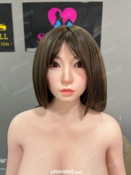 Une Fille Porno Chevauche Une Poupée Sexuelle Réaliste
