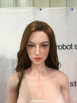 Fille Utilisant Une Petite Poupée Sexuelle Coquine Gif