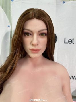 Fille Fistée Par Une Poupée Sexuelle Barbie Réaliste