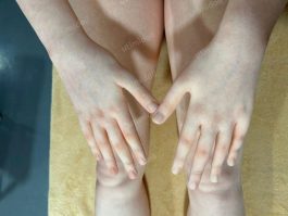 Baiser Une Poupée Sexuelle Dans La Vraie Vie