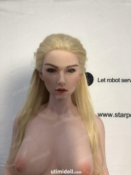 Fille Mince Utilisant Une Poupée Sexuelle Porno